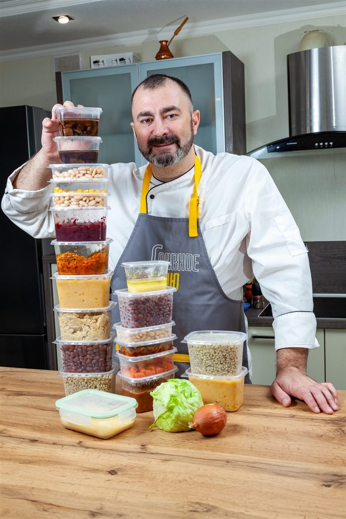 Шеф-повар Евгений Овчаров с заготовками